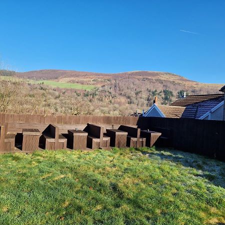 Flat 2, Modern Studio Apartment, Tynte Hotel, Mountain Ash Quakers Yard Exteriör bild
