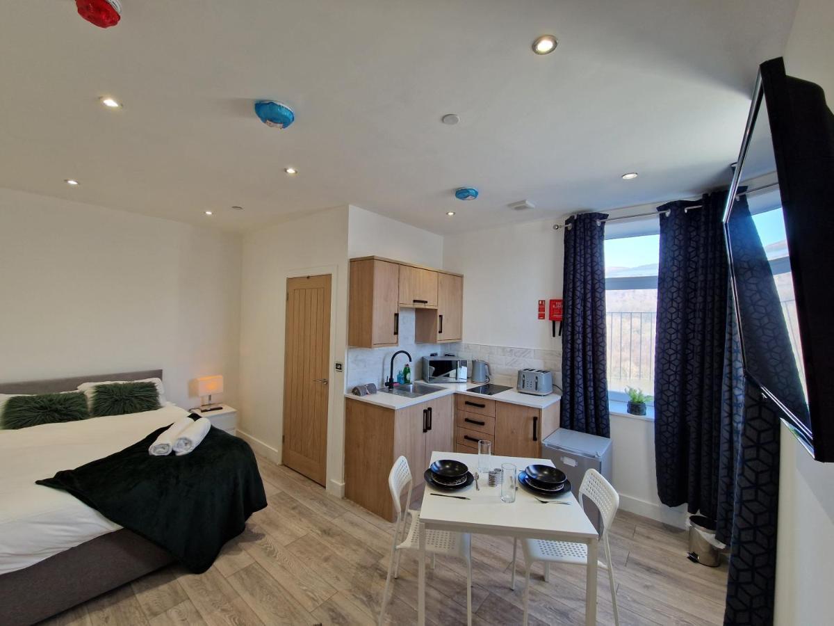 Flat 2, Modern Studio Apartment, Tynte Hotel, Mountain Ash Quakers Yard Exteriör bild